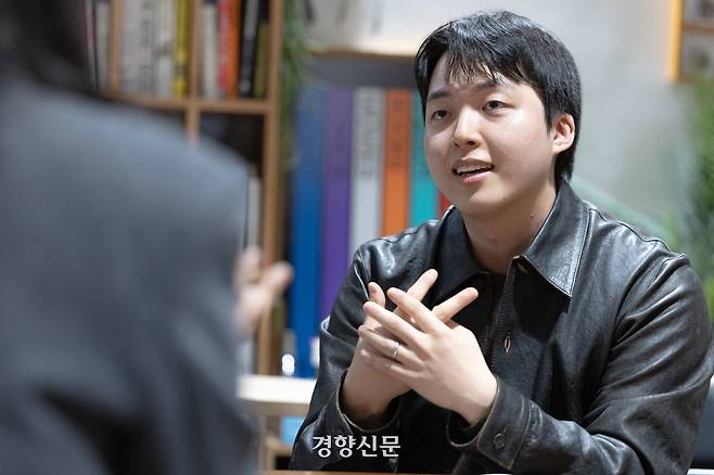 백순도 PD가 1일 서울 강남구 비바리퍼블리카 사무실 내 스튜디오에서 경향신문과 인터뷰를 하고 있다. 성동훈 기자