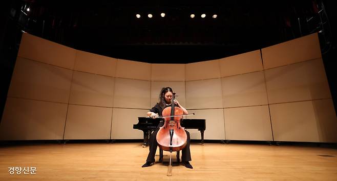 서울 이화여고 백주년기념관에서 지난 3일 열린 제75회 이화경향음악콩쿠르 첼로 고등부 예선에서 한 참가자가 연주를 하고 있다. 권도현 기자