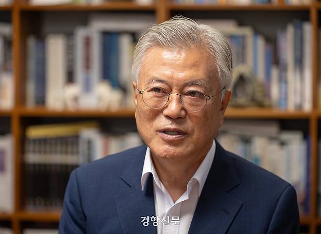 지난해 8월7일 경남 양산시 하북면 평산마을 문재인 전 대통령 사저에서 문 전 대통령이 포즈를 취하고 있다. 더불어민주당 제공.