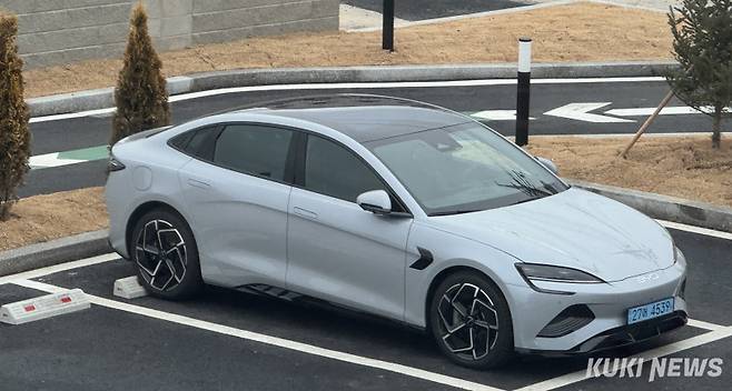 지난 2월 BYD코리아가 출시한 다이내믹 중형 전기 세단 SEAL의 후륜구동(RWD) 트림. 김수지 기자