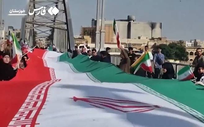 이란 서남부 후제스탄 아흐바즈의 교량에 모인 시민들. 파르스 통신 캡처