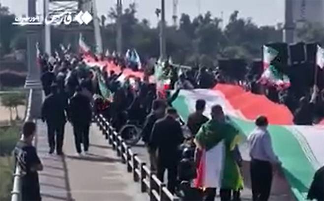 이란 서남부 후제스탄 아흐바즈의 교량에 모인 시민들. 파르스 통신 캡처