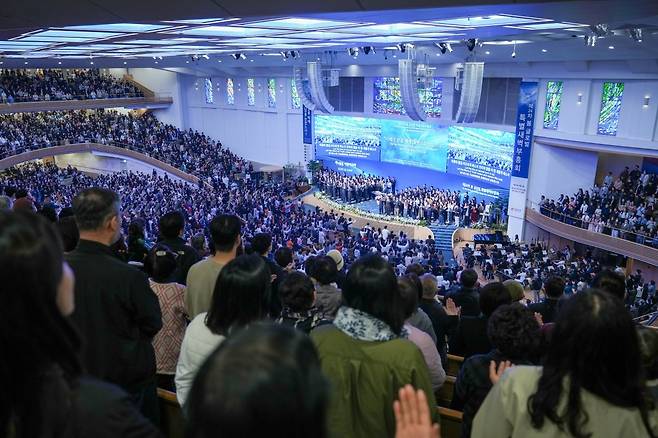 특별새벽부흥회 참석자들이 8일 서울 서초구 사랑의교회에서 두 손을 들고 찬양하고 있다. 교회 제공