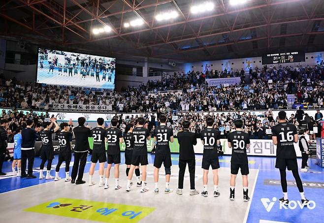 현대캐피탈 선수들이 8일 충남 천안유관순체육관에서 열린 2025-2026 V리그 남자부 챔프전 4차전에서 승리한 후 관중석을 향해 인사하고 있다. 한국배구연맹(KOVO) 제공