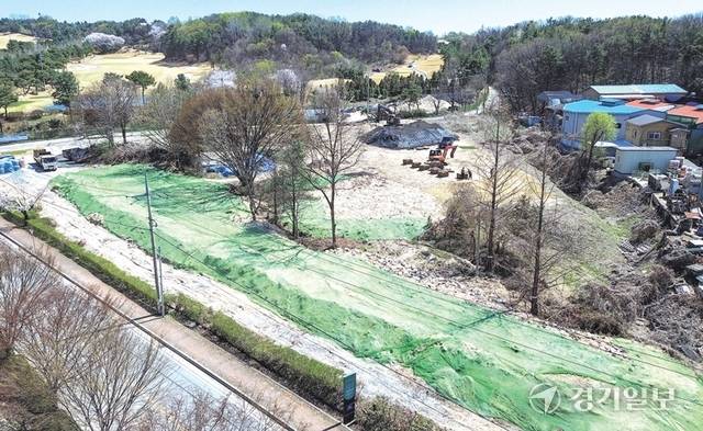 8일 오후 여주시 가남읍 자유CC 법인 소유 농지에 폐아스콘, 불량 골재 등 건설폐기물 수백t이 쌓인 채 수개월째 방치되고 있다. 김시범기자