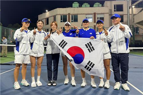 몽골에 완승 후 기념사진을 찍은 한국 국가대표 선수단. / 사진=대한테니스협회 제공.