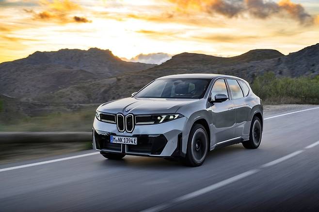 2026 월드 카 어워즈에서 ‘세계 올해의 차’ 및 ‘세계 올해의 전기차’를 동시 수상한 더뉴 BMW iX3 [사진출처=BMW]