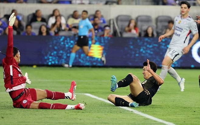 LAFC의 손흥민이 크루스 아술과 챔피언스컵 8강 1차전에서 전반 선제골을 넣고 있다. AFP연합뉴스