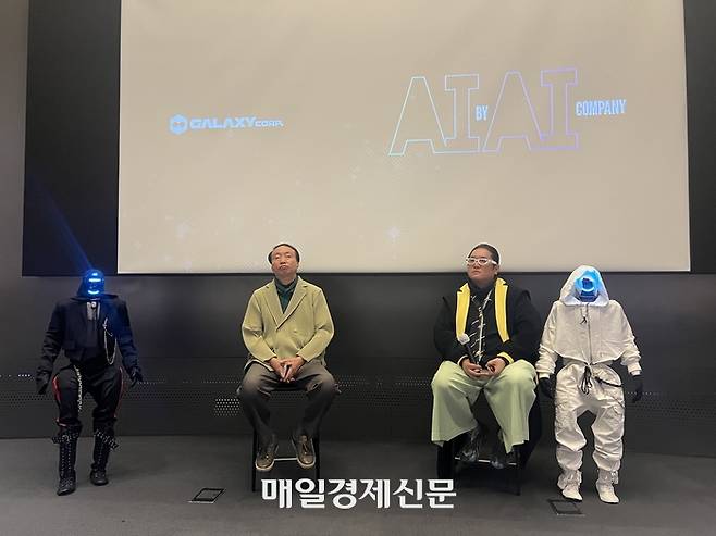 8일 서울 여의도 IFC 브룩필드홀에서 열린 기자간담회에서 최용호 갤럭시코퍼레이션 대표(오른쪽)와 신태균 고문이 AI 안경과 AI 로봇을 선보이고 있다. 박성배 기자