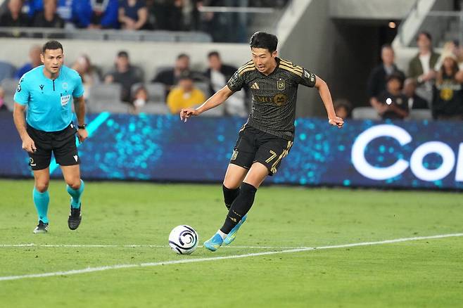 LAFC의 손흥민이 크루스 아술을 상대로 드리블을 시도하고 있다.  로이터연합뉴스