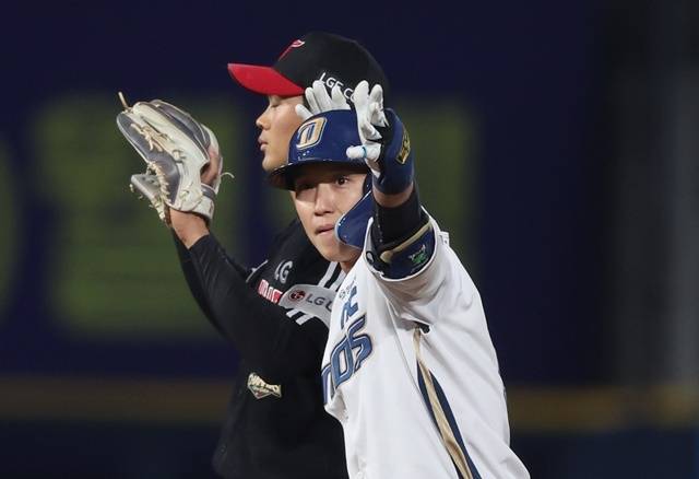 8일 경남 창원NC파크에서 열린 프로야구 2026 KBO리그 LG 트윈스와 NC 다이노스의 경기. 4회 말 2사 1·2루 상황 대타로 나와 2루타를 친 NC 9번 서호철이 2루 베이스에서 기뻐하고 있다. 사진=연합뉴스