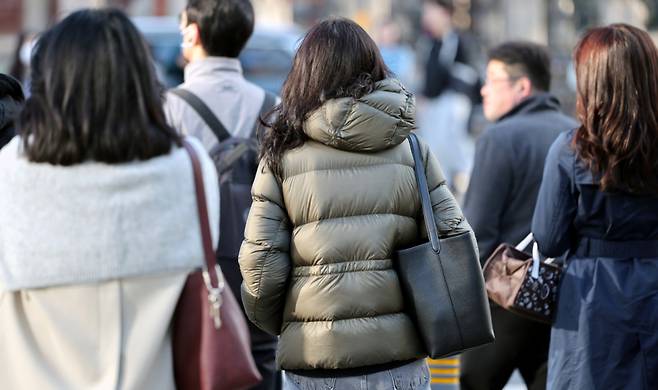 꽃샘추위가 찾아온 지난 7일 오전 서울 광화문 사거리에 시민들이 발걸음을 옮기고 있다. 기상청은 예보에서 "아침 기온은 전날보다 5~10도 가량 떨어져 내륙을 중심으로 0도 안팎을 보이겠다"며 "바람도 강하게 불어 체감온도는 더욱 낮겠다"고 밝혔다. /사진=뉴시스.