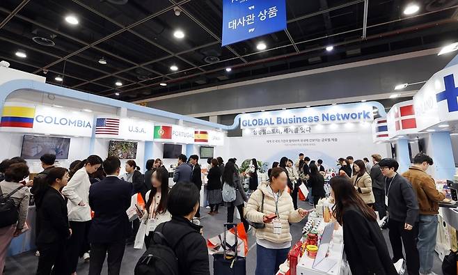 삼성웰스토리가 8일 서울 양재동 aT센터에서 개최한 '2026 푸드페스타' 글로벌 대사관 부스에서 관람객들이 글로벌 상품을 살펴보고 있다./사진=삼성웰스토리