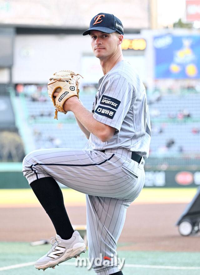 한화 잭 쿠싱이 7일 오후 인천 SSG랜더스필드에서 진행된 '2026 KBO리그 프로야구' SSG와 한화의 경기에 앞서 포토타임을 갖고 있다./인천 = 송일섭 기자