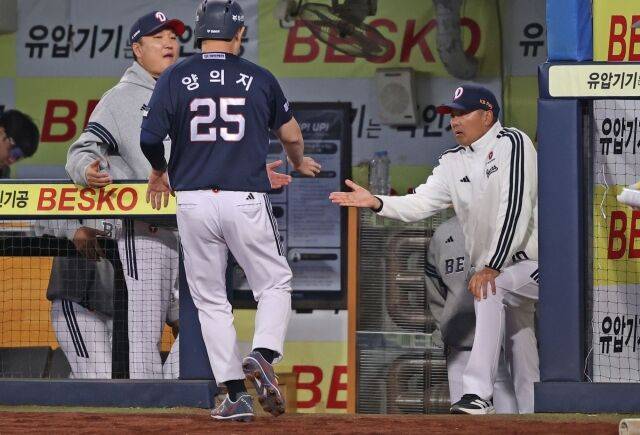 양의지(25번)와 김원형 감독(오른쪽)./두산 베어스