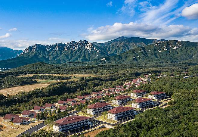 요즘 뜨는 강원도 고성 설악산 자락에 위치한 켄싱턴리조트 설악밸리 전경.