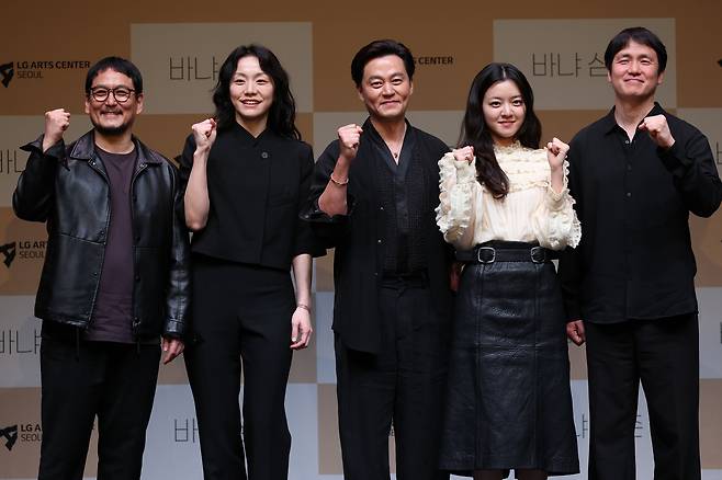 배우 김수현(왼쪽부터),이화정, 이서진, 고아성, 양종욱이 7일 서울 강서구 LG아트센터에서 열린 ‘바냐 삼촌’ 제작발표회에서 포즈를 취하고 있다. <연합뉴스>