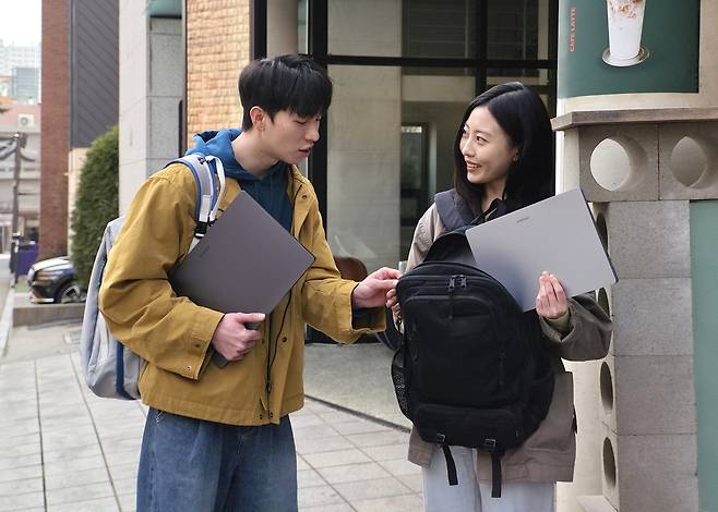 삼성 모델이 노트북 ‘갤럭시북6 시리즈’를 선보이고 있다.  [삼성전자 제공]