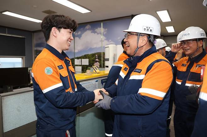 장인화 포스코그룹 회장이 1월 2일 새해 첫 행보이자 현장경영의 일환으로 이후 장 회장은 포항제철소 2후판공장과 2제강공장을 찾아 임직원을 격려하고 있다. [포스코홀딩스 제공]