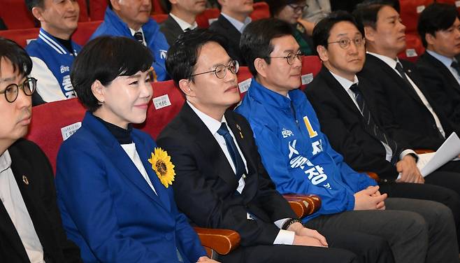 더불어민주당 서울시장 경선 경선후보인 전현희·박주민·정원오 후보가 지난달 30일 오전 국회 의원회관 대회의실에서 열린 최고위원회의에 참석해 정청래 대표의 모두발언을 듣고 있다. 이상섭 기자