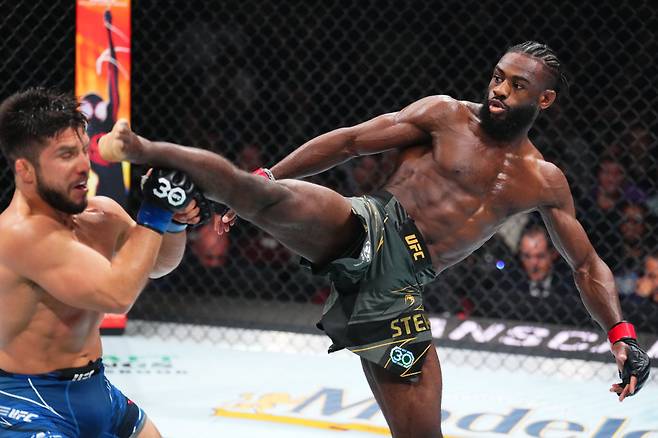 지난 2023년 UFC 288에서 알저메인 스털링(오른쪽)이 헨리 세우도에게 하이킥을 날리고 있다. [UFC 제공]
