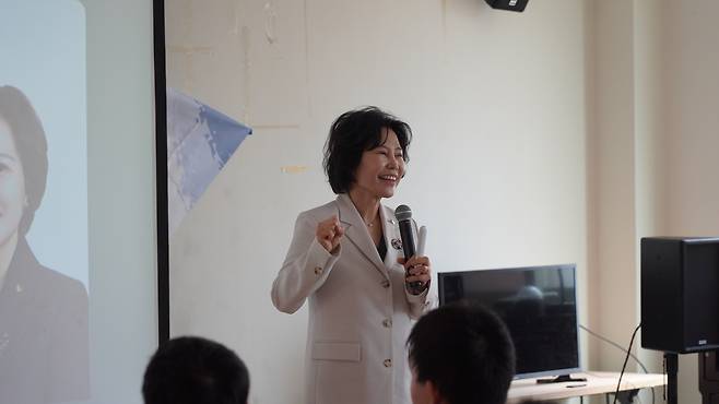 지난 7일 경기 화성시 남양지역의 한 공군부대에서 김은경 신용회복위원장이 공군을 대상으로 신용관리 교육을 진행하고 있다. [신용회복위원회]