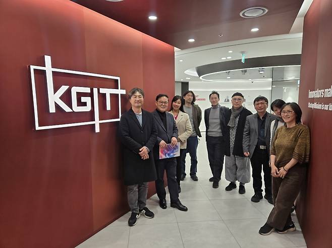 카이콘 영화제 공동주최 측인 서울미디어대학원대학교(SMIT), 헤럴드미디어그룹, 한국AI마케팅연구소 관계자가 카이콘 주최 협의를 한 후 단체촬영을 하고 있다.