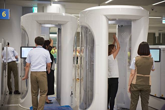 인천공항 제2여객터미널에 설치된 원형보안검색기. 기사 내용과 관련 없는 사진 [인천국제공항공사 제공]
