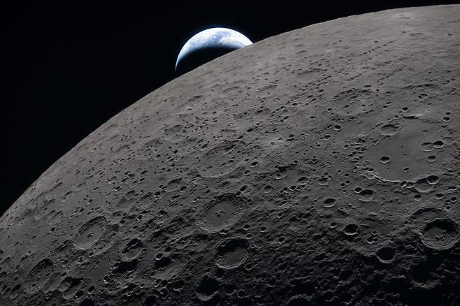 [워싱턴=AP/뉴시스] 미 항공우주국(NASA)이 6일(현지 시간) 제공한 사진에 아르테미스 II 우주선이 달 근접 비행 중 달 뒤로 지구가 지는 모습이 관측되고 있다. NASA는 달 근접 비행을 마친 유인 달 탐사선 아르테미스 2호가 달 중력권을 벗어나 지구로 귀환할 것이라고 밝혔다. 2026.04.08.