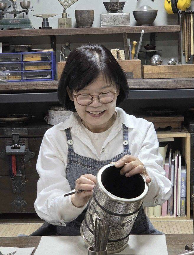 [서울=뉴시스] 국가무형유산 '입사장' 보유자 승경란씨 모습 (사진=국가유산청 제공) 2026.04.08. photo@newsis.com *재판매 및 DB 금지