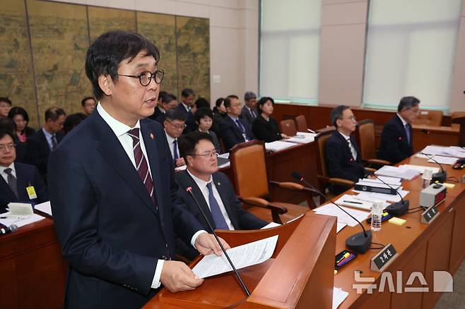 [서울=뉴시스] 김명년 기자 = 최휘영 문화체육관광부 장관이 6일 오후 서울 여의도 국회 문화체육관광위원회 전체회의에서 발언하고 있다. 2025.04.06. kmn@newsis.com