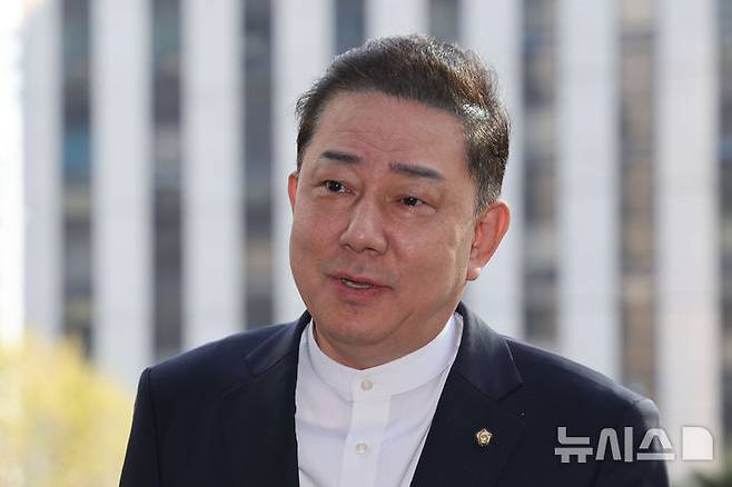 [서울=뉴시스] 권창회 기자 = 정치자금법 위반 등 각종 비위 의혹을 받는 김병기 무소속 의원이 8일 서울 마포구 공공범죄수사대에서 열린 6차 피의자 조사에 출석하며 발언하고 있다. 2026.04.08. kch0523@newsis.com