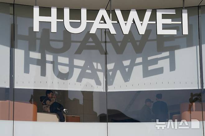 [베이징=AP/뉴시스] 중국 베이징 쇼핑가에 위치한 화웨이 매장. 2025.07.02.