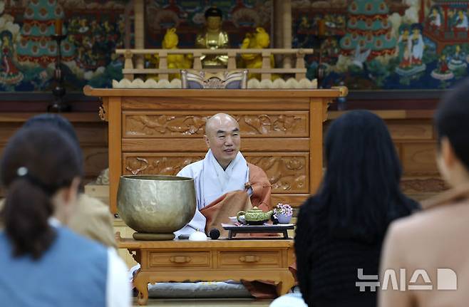 [서울=뉴시스] 조성우 기자 = 8일 서울 강남구 봉은사 보우당에서 열린 제2기 뉴시스 여성 CEO 리더십 아카데미 8회차에서 일감 스님(대한불교조계종 미래본부 사무총장)이 선명상 강연을 하고 있다. 2026.04.08. xconfind@newsis.com