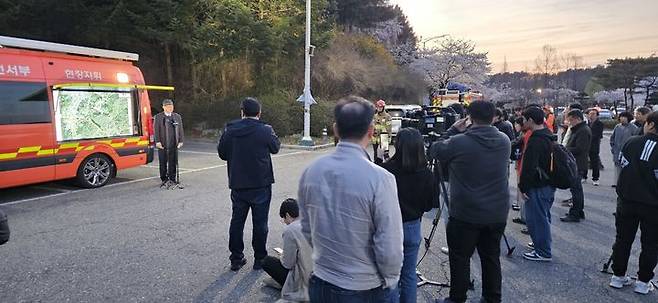 [대전=뉴시스]문창용 대전시 환경국장이 8일 오월드 늑대 탈출과 관련해 포획 방법 등에 대해 브리핑하고 있다. 2026. 04. 08 photo@newsis.com *재판매 및 DB 금지