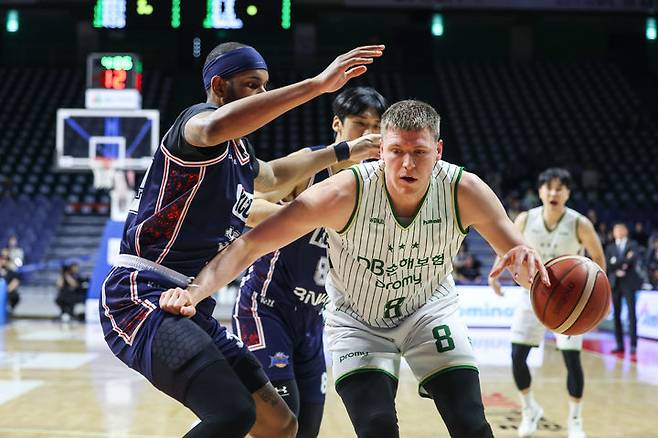 [서울=뉴시스] 프로농구 원주 DB의 헨리 엘런슨. (사진=KBL 제공) *재판매 및 DB 금지
