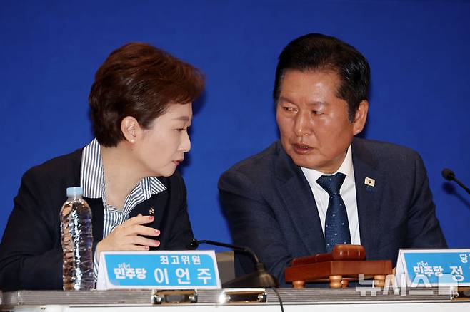 [서울=뉴시스] 고승민 기자 = 더불어민주당 정청래 대표와 이언주 최고위원이 30일 서울 여의도 국회 의원회관에서 열린 현장 최고위원회의에서 대화하고 있다. 2026.03.30. kkssmm99@newsis.com
