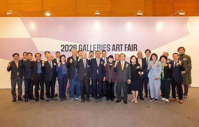 8일 서울 강남구 코엑스에서 열린 ‘2026 화랑미술제’ 개막식에서 주요 인사들이 기념촬영을 하고 있다. *재판매 및 DB 금지