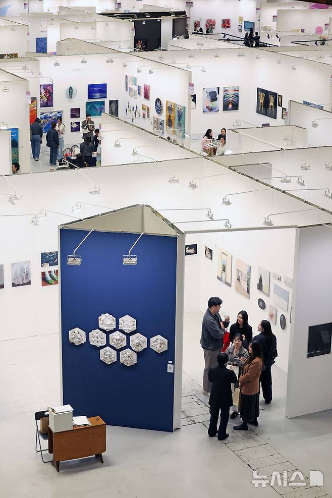 [서울=뉴시스] 박진희 기자 = 한국화랑협회는 8일 서울 강남구 코엑스에서 제44회 화랑미술제 개막식을 갖고 국내 정상급 갤러리들의 작품을 선보이고 있다. 이번 ‘2026 화랑미술제’는 오늘부터 12일까지 코엑스 C·D홀에서 개최되며, 169개 갤러리가 참여해 상반기 미술시장의 흐름을 가늠하는 바로미터로 주목된다. 2026.04.08. pak7130@newsis.com