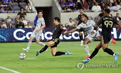 왼발 슈팅으로 득점을 터트리는 손흥민 [AFP=연합뉴스]