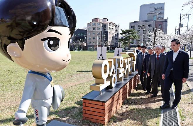 대전대 잔디광장에 설치된 오상욱 선수 상징 조형물 [대전 동구 제공. 재판매 및 DB 금지]