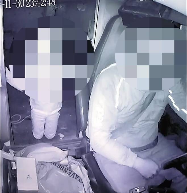 범인의 택배 차량에서 찍힌 겁에 질린 표정의 납치된 아이 [SNS 캡처]