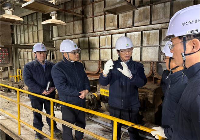 이근희 이사장이 시설 안전점검을 실시하고 있다. 부산환경공단 제공