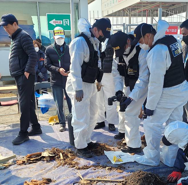 지난 3월 12일 국토교통부 항공·철도사고조사위원회(항철위)와 전남경찰청 과학수사대가 전남 무안군 무안국제공항에서 사고 여객기 잔해물에 대한 재조사를 진행하고 있다. 12·29 무안공항 제주항공 여객기 참사 유가족협의회 제공