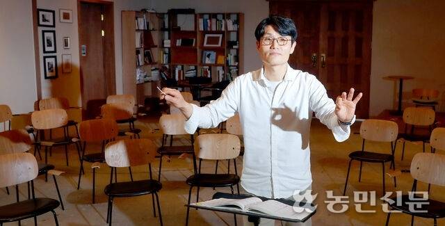 충남 공주시 유구읍에 클래식 전문 연주홀 ‘바드 챔버하우스 알프홀’을 연 조연호 대표. 공주=백승철 프리랜서 기자