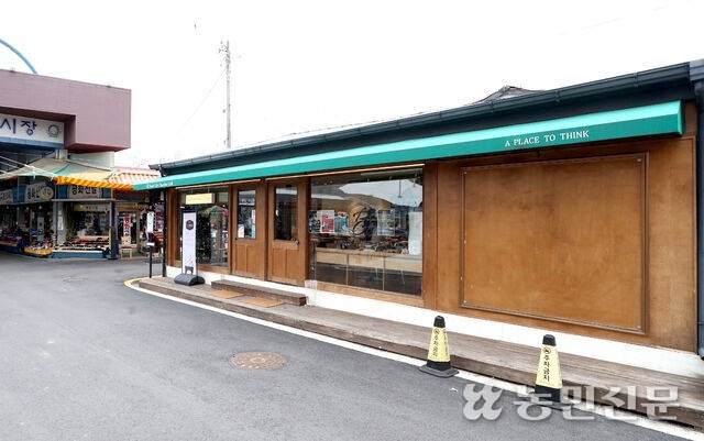 소공연장 ‘바드 카페 챔버홀’은 유구전통시장 앞에 있다. 클래식 악기의 선율과 전통시장의 활기찬 소음이 어우러진다. 공주=백승철 프리랜서 기자