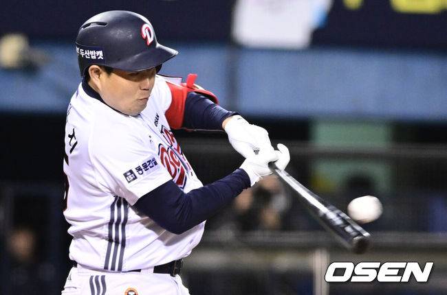 [OSEN=잠실, 조은정 기자]7일 서울 잠실야구장에서 '2026 신한 SOL Bank KBO리그' 키움 히어로즈와 두산 베어스의 경기가 열렸다.이날 두산은 최승용, 키움은 배동현을 선발로 내세웠다.4회말 무사 1루에서 두산 양의지가 안타를 날리고 있다. 2026.04.07 /cej@osen.co.kr