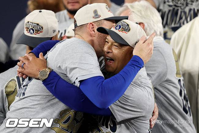 [사진] LA 다저스 데이브 로버츠 감독(오른쪽)이 2025 월드시리즈 우승 후 프레디 프리먼과 포옹하며 기뻐하고 있다. ⓒGettyimages(무단전재 및 재배포 금지)