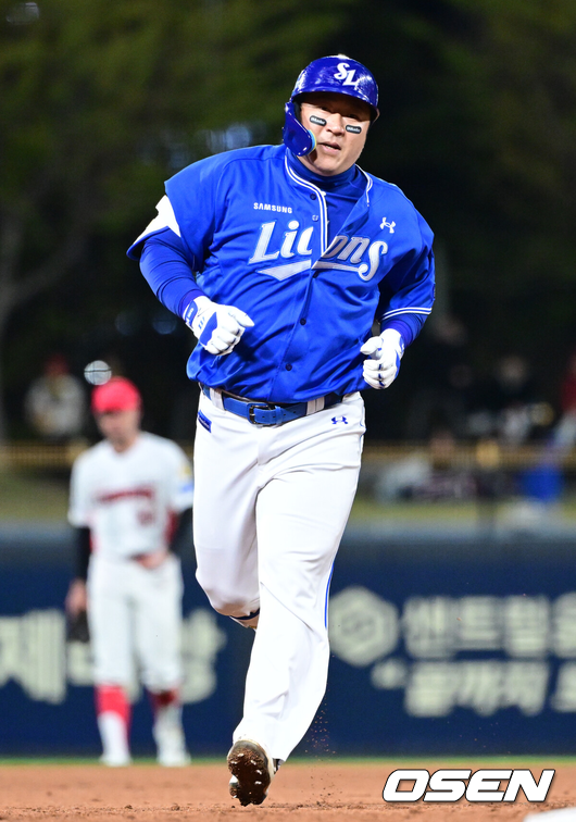 [OSEN=광주, 최규한 기자] 7일 광주-기아 챔피언스필드에서 ‘2026 신한 SOL KBO리그’ KIA 타이거즈와 삼성 라이온즈의 경기가 열렸다.홈팀 KIA는 양현종, 방문팀 삼성은 양창섭을 선발로 내세웠다.9회초 무사 1, 3루 상황 삼성 최형우가 달아나는 중월 스리런포를 날리고 그라운드를 돌고 있다. 2026.04.07 / dreamer@osen.co.kr