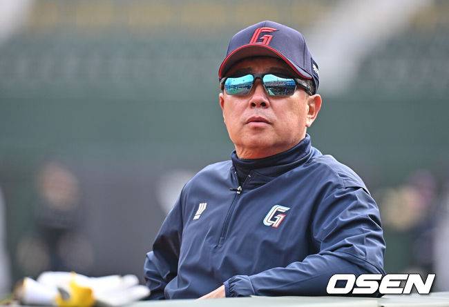 [OSEN=부산, 이석우 기자] 3일 부산 사직야구장에서 2026 신한 SOL KBO 리그 롯데 자이언츠와 SSG 랜더스의 경기가 열린다. 홈팀 롯데는 로드리게스가, 방문팀 SSG는 화이트가 선발 출전한다.롯데 자이언츠 김태형 감독이 훈련을 지켜보고 있다. 2026.04.03 / foto0307@osen.co.kr